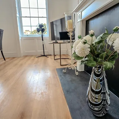 Elegant Clifton Village Apartment *